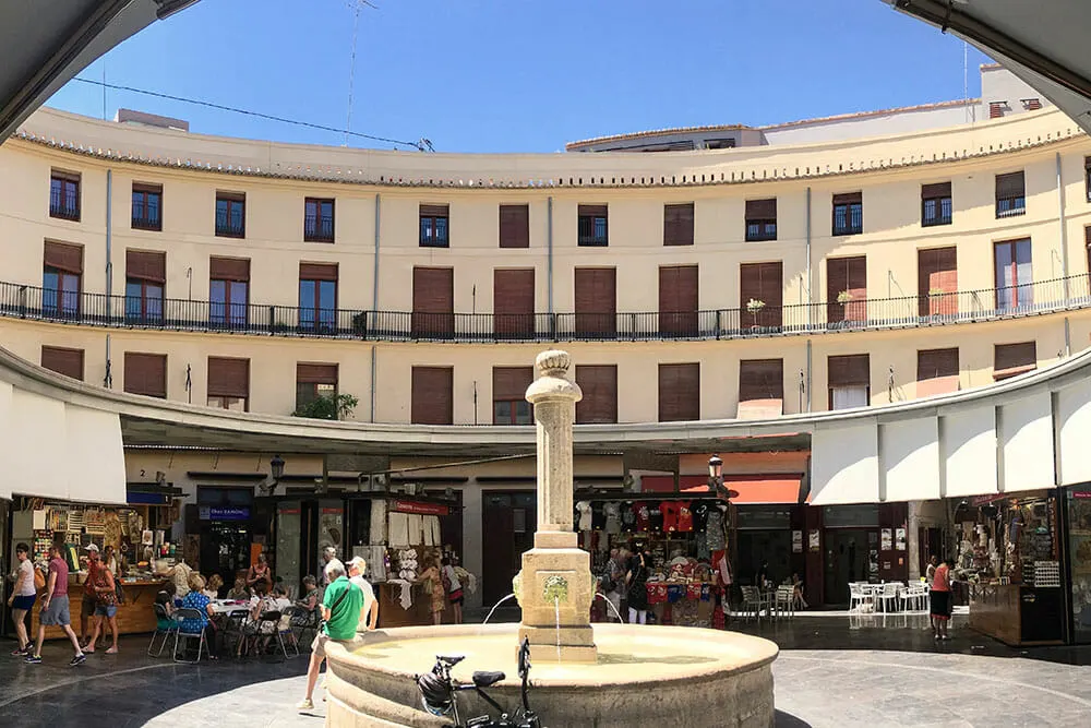 Plaza Redonda with fountain, shops and cafes in Valencia - Things to do in Valencia, Spain