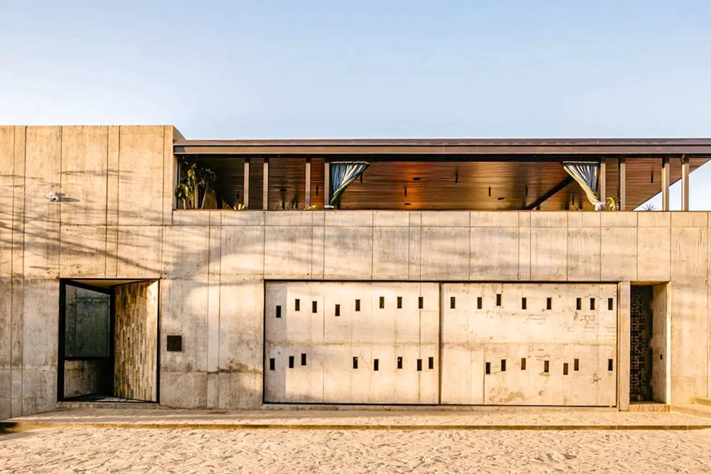 A hotel with a cemented walls without paint with an open roof under blue skies, a perfect hotel to pick on where to stay in oaxaca